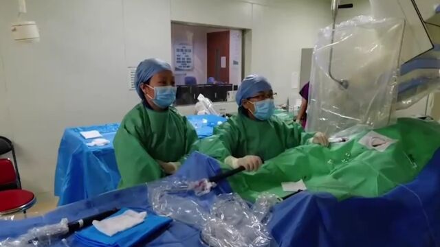 一起走进手术室,医生正在为患者建立左心房解剖模型,刘兴鹏主任一旁解说