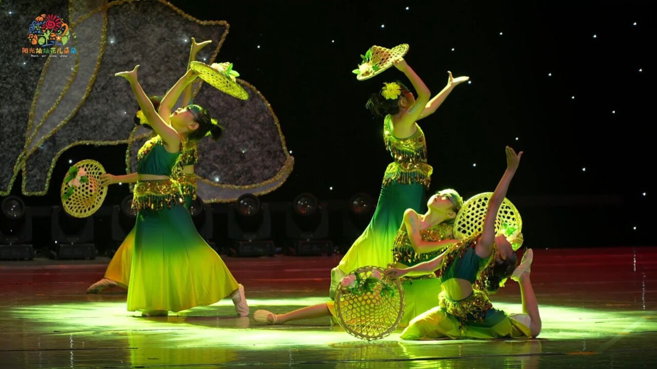 少儿群舞《小卜绍》是一支傣族舞蹈,小演员美丽的舞姿优美,身体和手臂