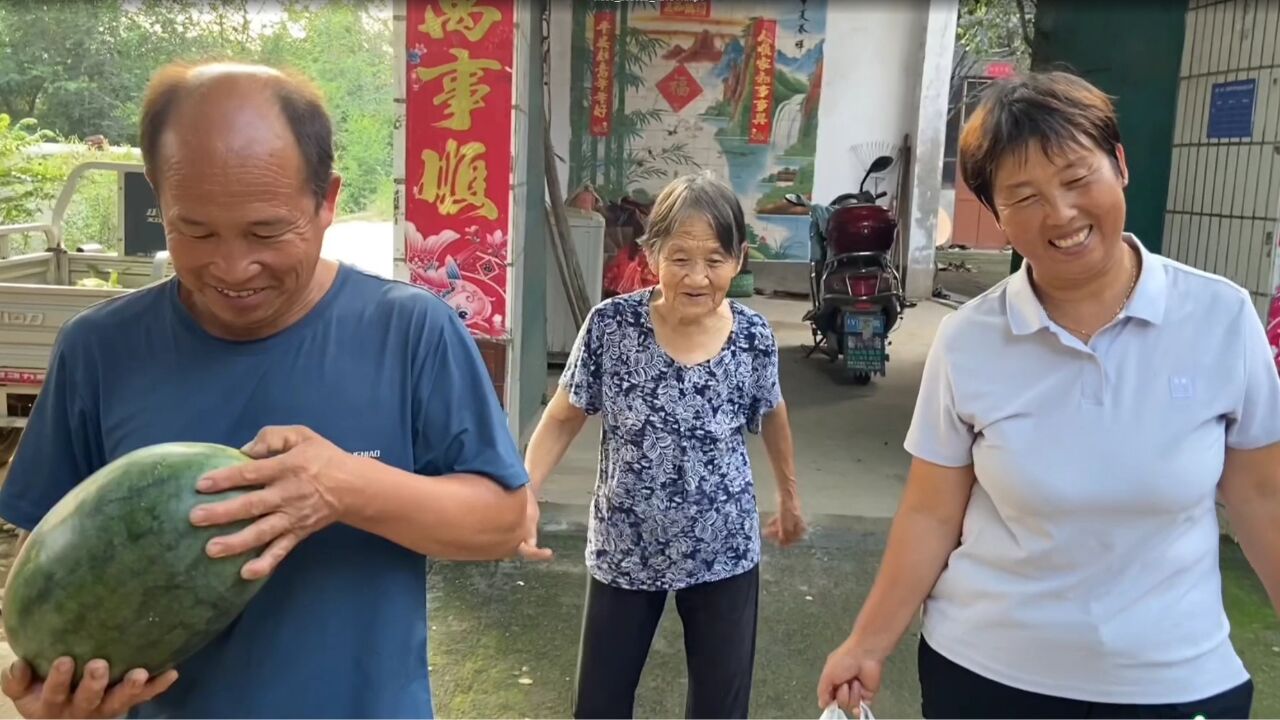 大妮进城看闺女,家里各种稀罕物拿一堆,沉甸甸的全是爹娘牵挂