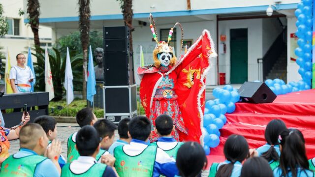 魔术变脸陶泽参加四川省邛崃市牟礼中学手拉手爱心公益活动