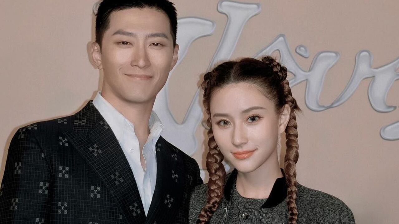 何超莲窦骁最新合照放出,单手公主抱撒娇求亲亲,小两口狂撒狗粮