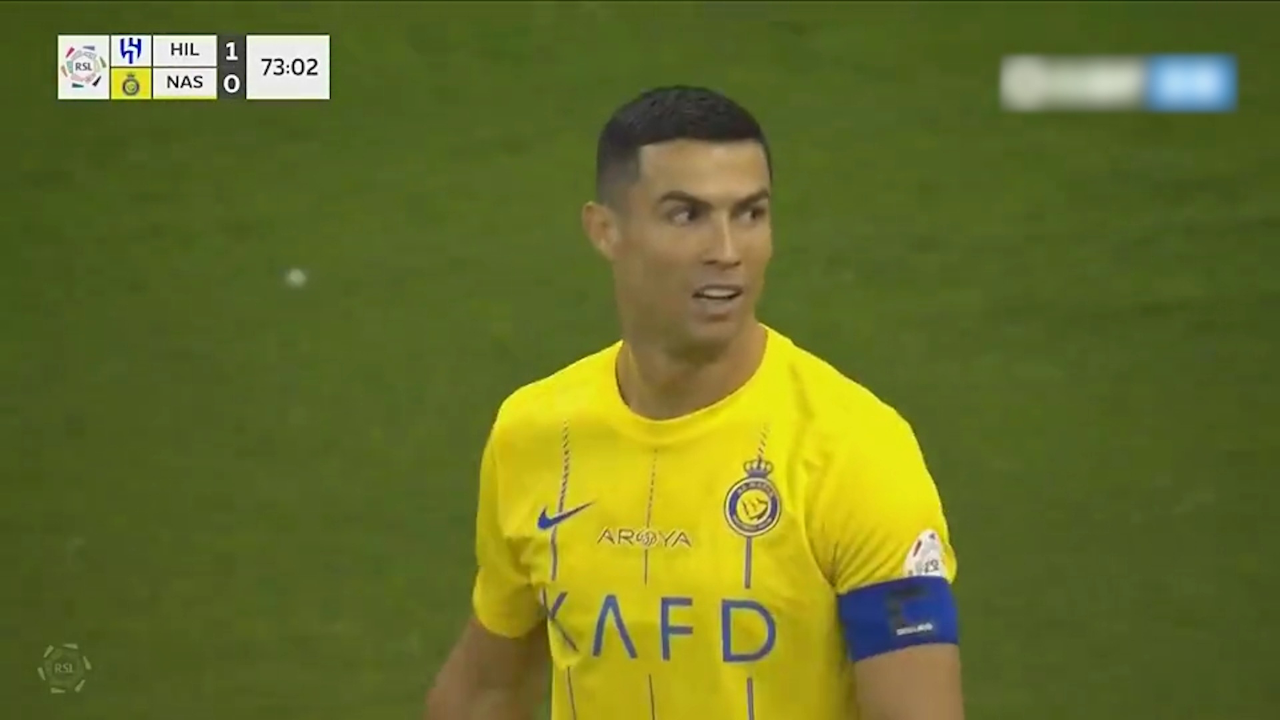 c罗凌空抽射破门但是体毛越位在先 看起来非常失落