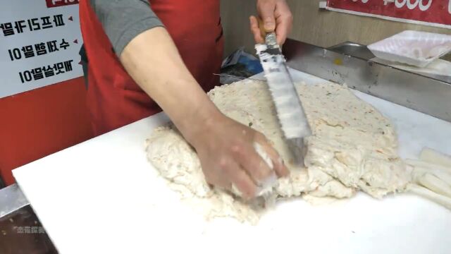 街头40年鱼饼老店,超凡的制作手速