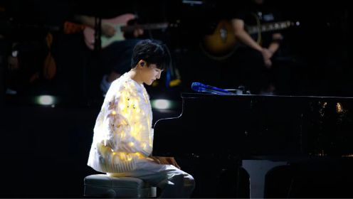 周深北京演唱会首次自弹自唱，钢琴版《花开忘忧》更添伤感惆怅