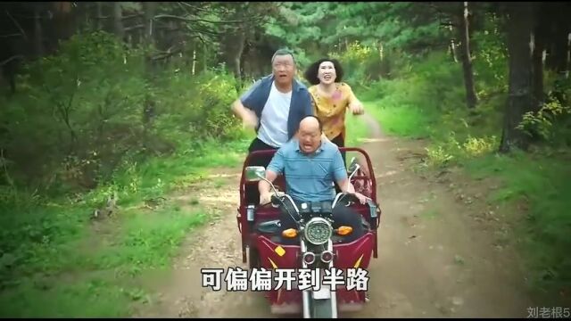 村民为了采摘到松果,想出了用热气球吊人的办法