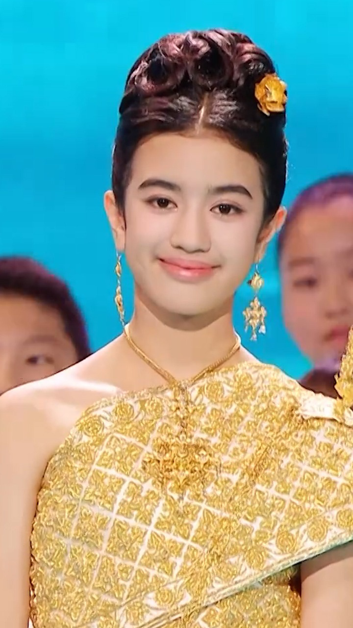 12岁柬埔寨公主登上央视舞台,被赞有国家级美貌!
