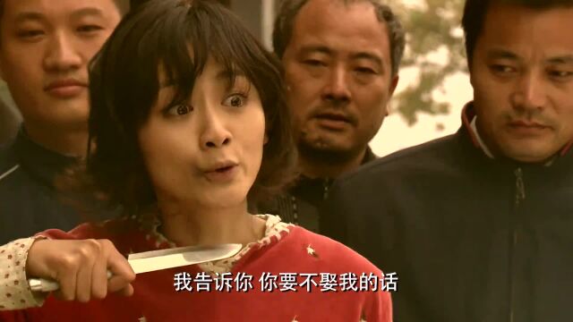 红衣女拿刀相逼要男人娶自己,俩人大街上推搡太吓人