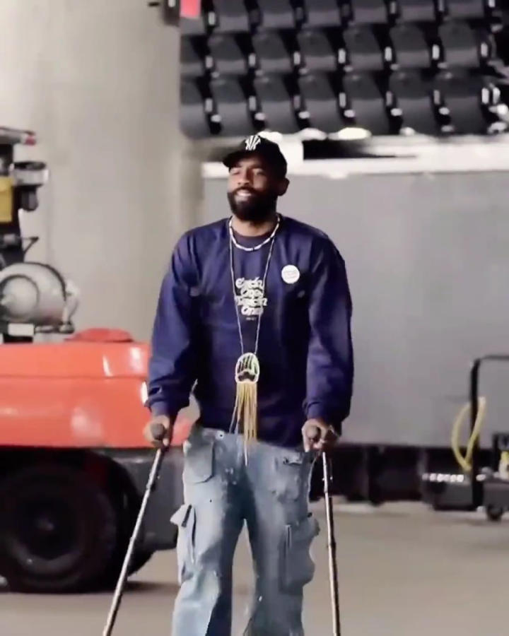 欧文今日穿着保护鞋,拄拐来到主场,不过这些都是正常保护措施,希望没