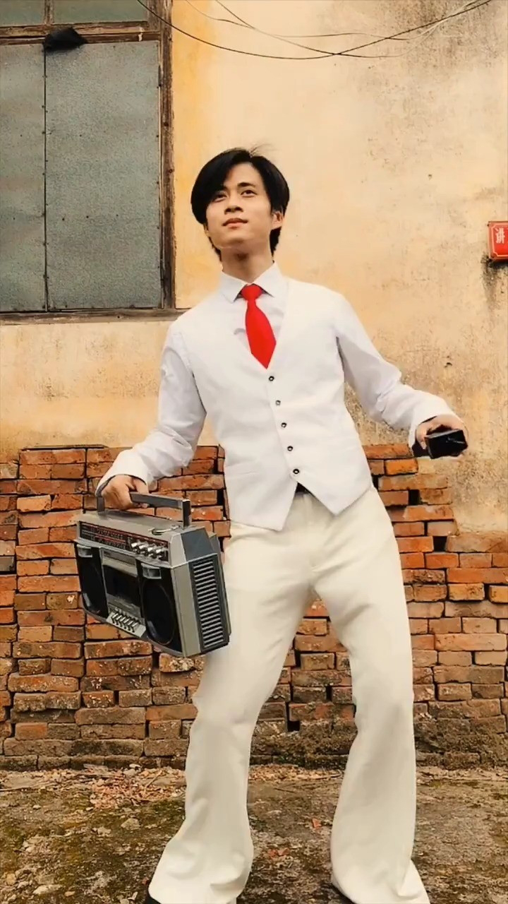 80年代提录音机跳舞的年轻人