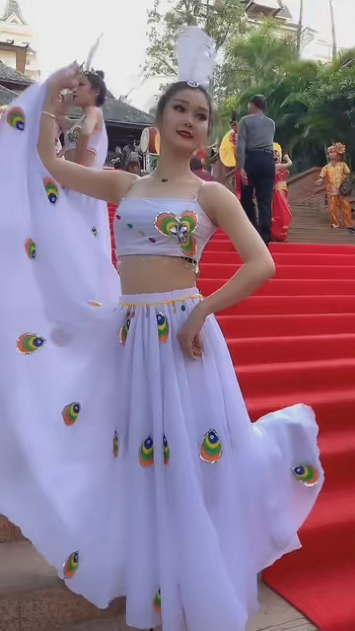 漂亮的傣族姑娘#边走边唱 #这里的歌