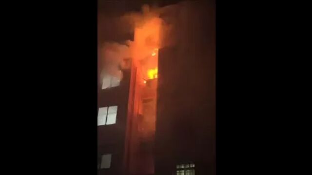 上海金山区一小区火灾致7岁女孩坠楼身亡,父亲在ICU抢救