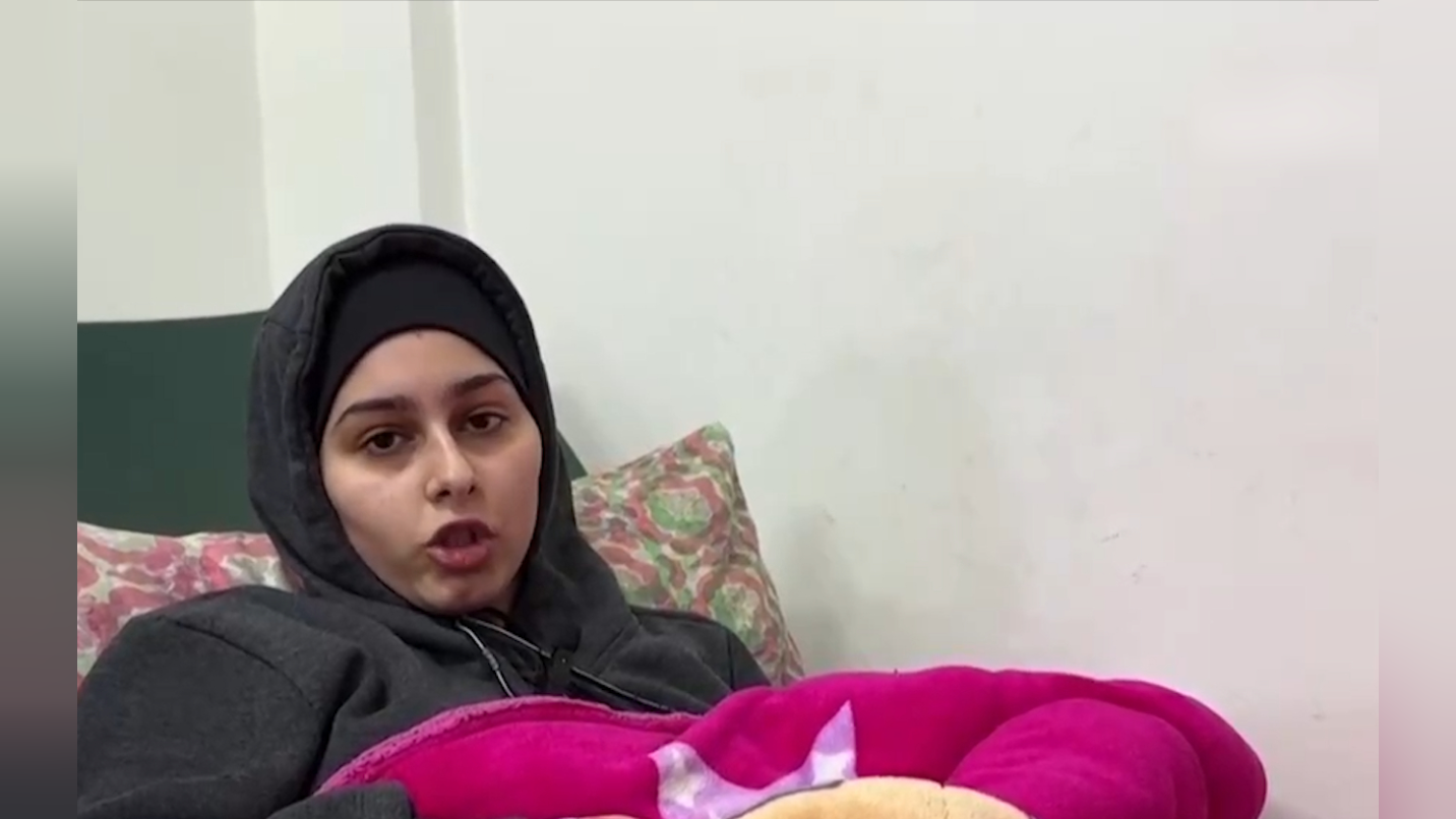 现场一幕令人揪心加沙少女在没麻醉的情况下接受截肢手术