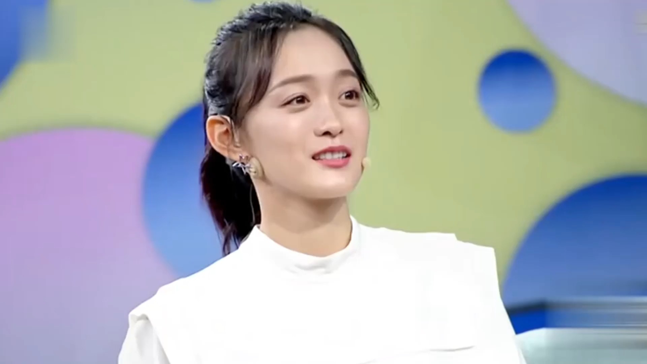 何泓姗喜欢摄影拿相机记录别人的生活觉得很有意思