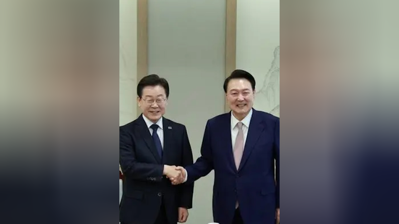 尹锡悦任总统2年来首次与李在明会谈:笑容满面,两人握手十几秒