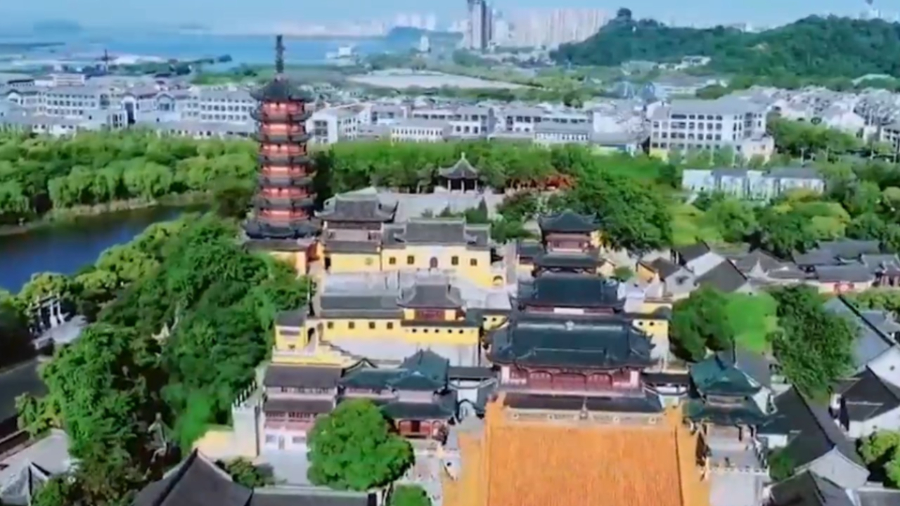 镇江金山寺的"寺包山",它以寺庙的楼阁殿堂,将江中的小岛包裹起来