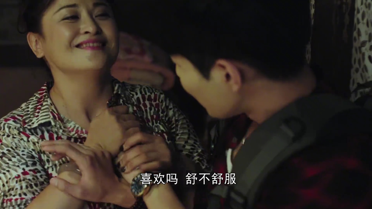一群大学生深夜误闯寡妇村,竟被寡妇缠上,要求亲热一番