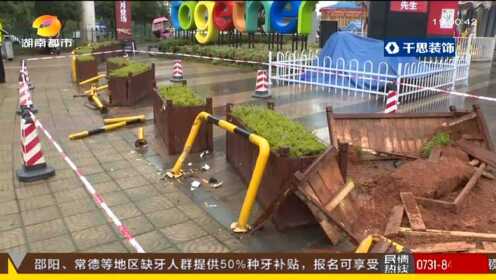 长沙县保利香槟国际：七座商务车失控  驾驶员连撞花坛及护栏离开