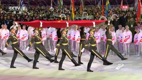太震撼！军运会全场合唱歌唱祖国，迎五星红旗入场！