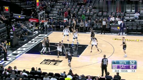 《NBA全场集锦》巴恩斯顶着防守发射三分弹 博格达诺维奇接球三分继续续上