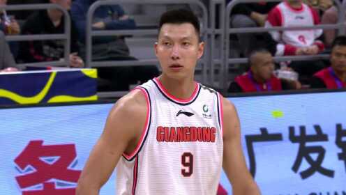 《广东男篮》全场再次响起MVP 易建联篮下接妙传双手暴扣打成2+1