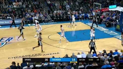 《NBA全场集锦》对上穆斯卡拉加速再突 怀特禁区急停拉杆抛投打进