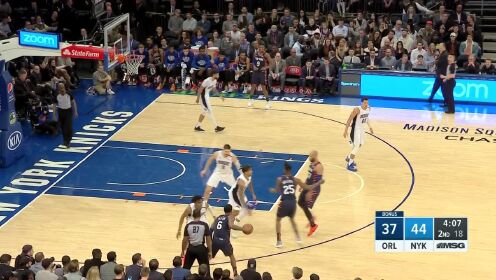 《NBA全场集锦》接球就扔没有丝毫犹豫 巴雷特底角三分精准中靶