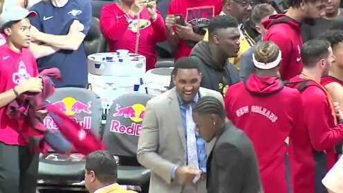 《NBA全场集锦》队内气氛炸了 霍勒迪和锡安替补席爆笑模仿英哥关键后仰