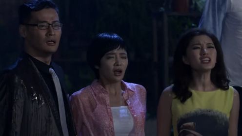《老妈的三国时代》第39集02：刘老师始终不同意女儿和郑俊结婚，他俩在雨中长跪不起，大伙都自发的陪着