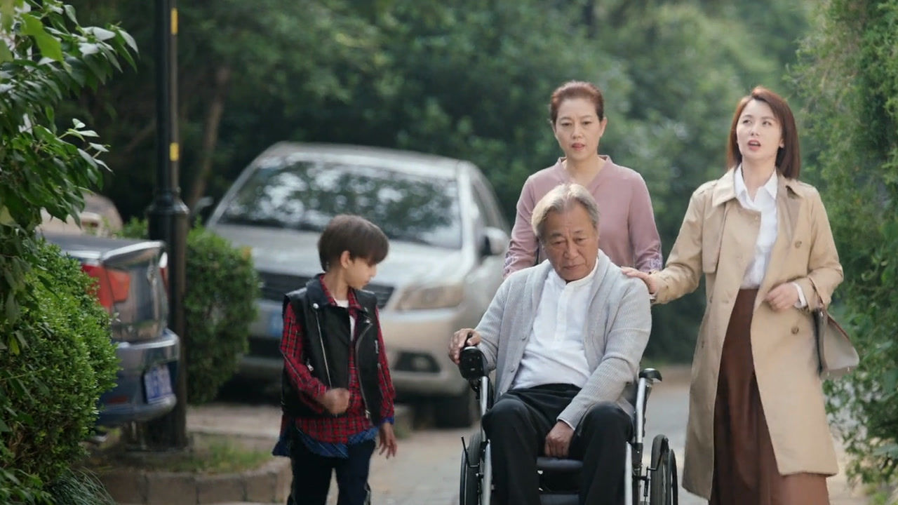 《幸福还会来敲门》第20集01:黄自立餐厅偶遇钟晴,钟正道不断询问对方