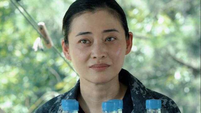 《蓝军出击》第16集01:韩鹏想把洪毅挖到山豹队来,可佟菲却这样说