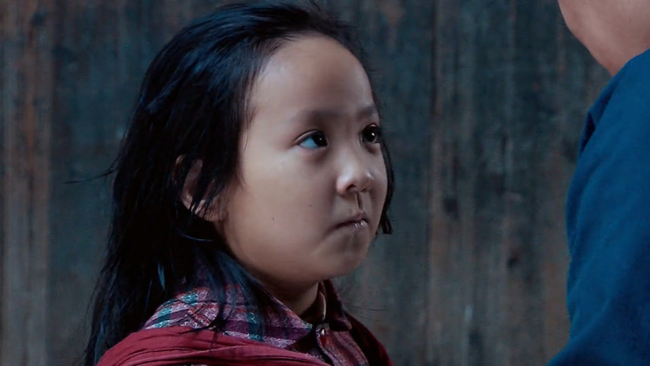 《春草》第一集01:春草真可怜,小小年纪要背着弟弟,还被恶姑姑冤枉偷