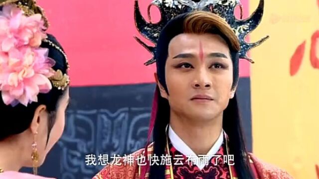 龙神竟然也有三只眼睛,跟杨戬头上的完全不同,妲己都惊呆了