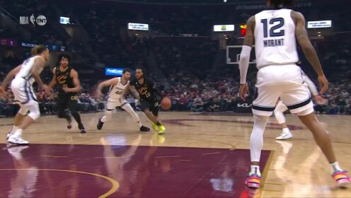 《NBA骑士》空中身体对抗之后完成出手 加兰无视防守打成2+1