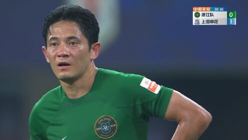 钱杰给任意球似传似射兜向球门 鲍亚雄视线受阻保险起见扑出底线