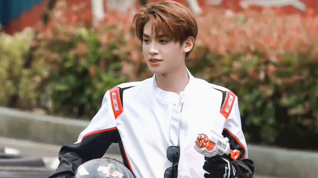 黄明昊《极限挑战》赛车手造型奶萌帅气,还有什么是小贾不会的吗