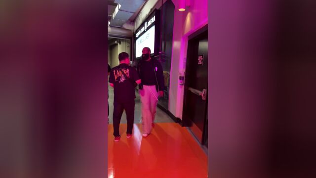 啥时候首秀啊？ 哈登来到球馆观赛但今日不登场