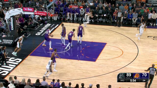 能强硬也能绣花 约翰逊直杀篮下左手上篮