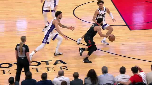 人类传球天花板！杰伦-格林不看人风骚背传助攻小史密斯暴扣炸筐