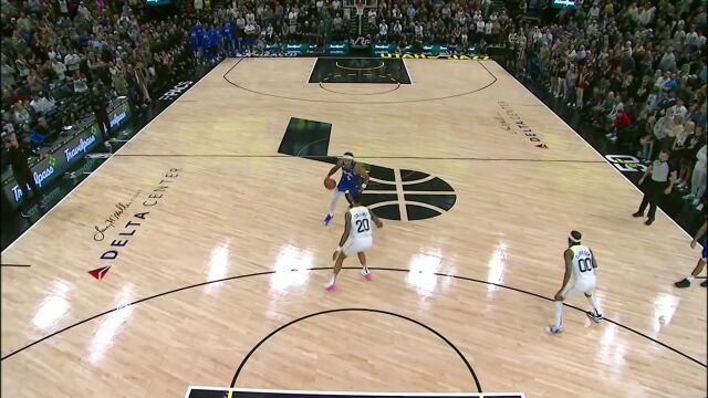 展现球队领袖时刻！班凯罗持球突破面对包夹上篮打进准绝杀