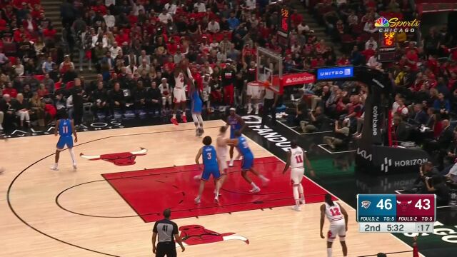 瞬间打懵对手 怀特里突外投击破防线连续砍下5分