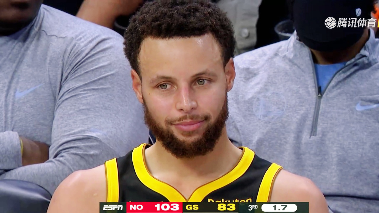 库里场边一脸苦笑连连摇头