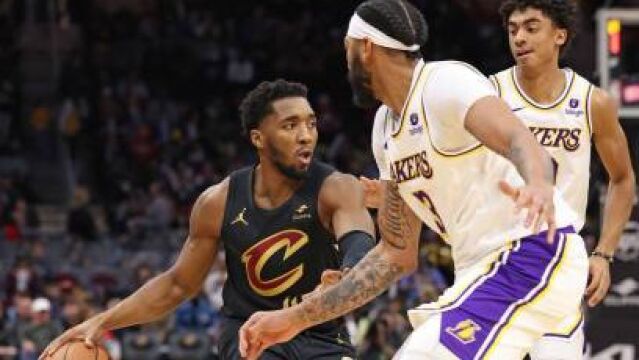 湖人121-115骑士 戴维斯32+13米切尔复出空砍22+5+6