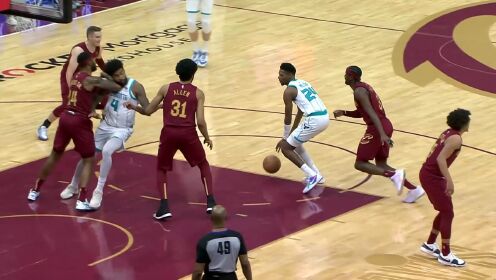 NBA恶汉废人动作遭驱逐！抬肘猛击颈部掀翻对手