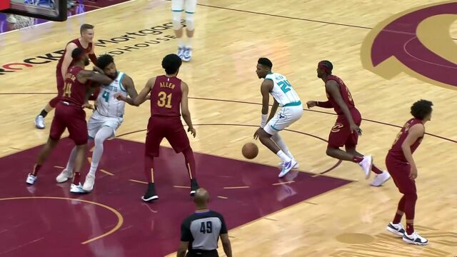 NBA恶汉废人动作遭驱逐！抬肘猛击颈部掀翻对手