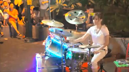 台湾豹纹女鼓手街头表演 甜美可爱技术惊人