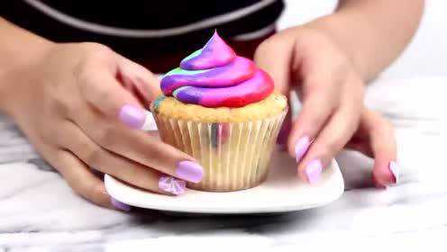 如何制作完美的彩虹纸杯蛋糕（裱花嘴DIY纸杯蛋糕甜点教程）
