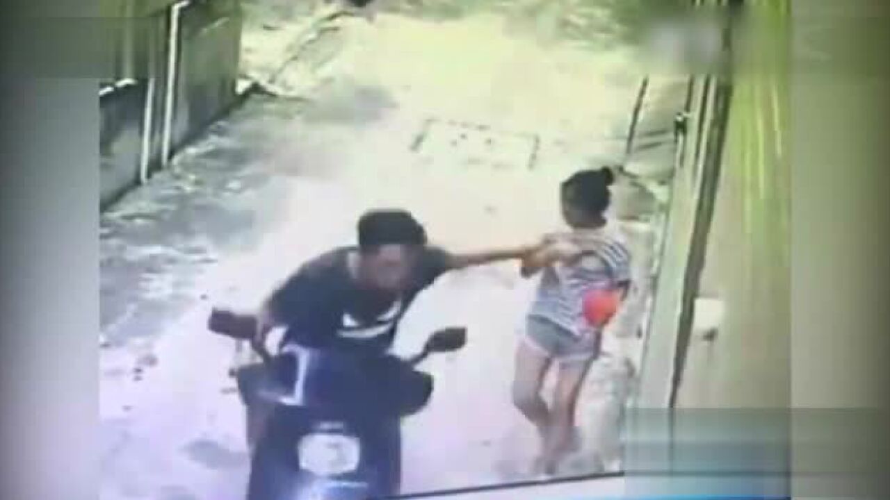 摩托男强摸女孩胸部后逃逸女孩反应令人意外_高清