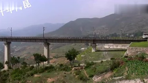 中国铁路一绝！火车在同一座山上迂回爬坡 3层线路清晰可见