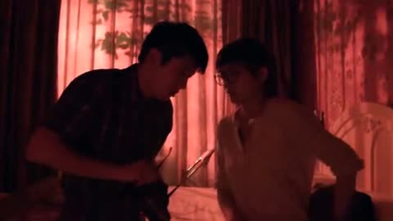学生情侣第一次开房，坐在一起，竟不知从何下手，超尴尬_腾讯视频
