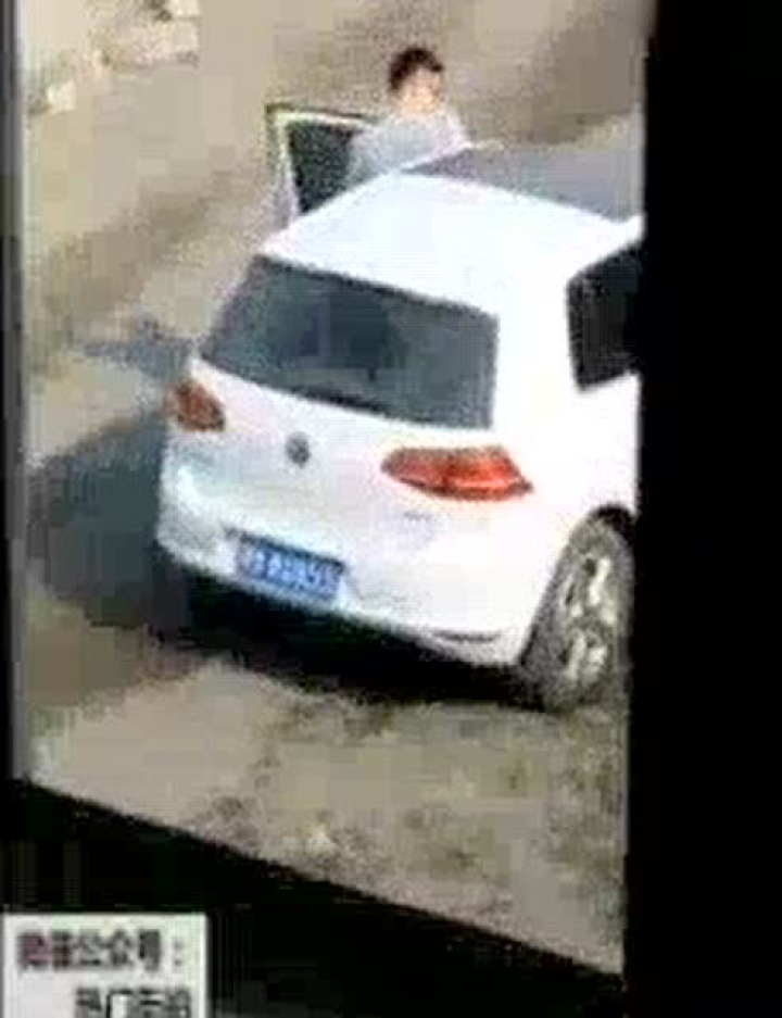 野外美女男子实拍，震了个车！_高清